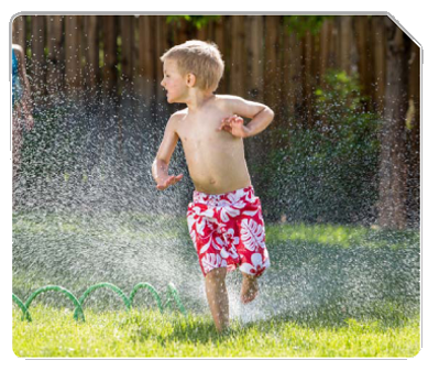 Photo child in sprinkler